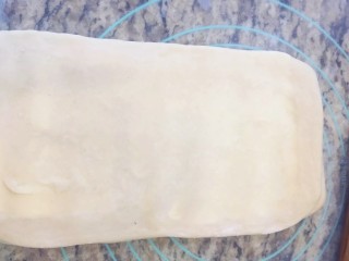 11、手撕面包,最后擀成长方形，用刮刀从中间一分为二
