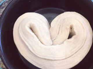 13、手撕面包,折起来放入六寸蛋糕模具里，发酵至二倍大，发酵温度不要超过28度不然会漏油