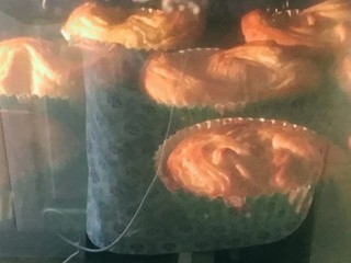 15、手撕面包,烤箱预热至180度，放入面包，烤30分钟左右