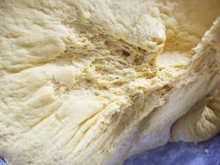 12、蓬松暄软的奶香胡萝卜馒头,揭开馒头，底部成蜂窝状就好了。