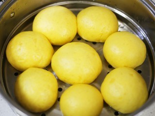 17、蓬松暄软的奶香胡萝卜馒头,馒头做好了。