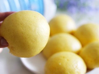 20、蓬松暄软的奶香胡萝卜馒头,挤压不变形。