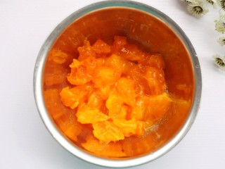 2、黄金柿子球,熟柿子去皮去籽放入大盆中。