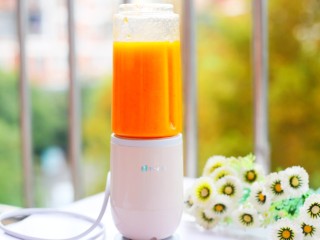 3、黄金柿子球,用果汁机打成泥。