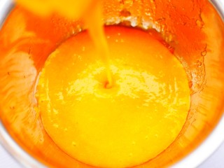 4、黄金柿子球,倒入大盆中。