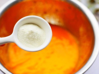 5、黄金柿子球,加入澳优淳璀妈妈奶粉。