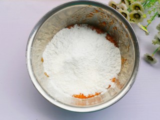 6、黄金柿子球,加入面粉。