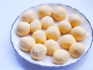 8、黄金柿子球,将面糊搓成小圆球。