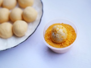 9、黄金柿子球,外表均匀裹一层面包糠。