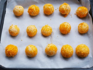 10、黄金柿子球,放入铺好油纸的烤盘。