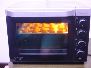 11、黄金柿子球,推入预热好的烤箱中,中层上下火180度烤15分钟即可。