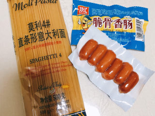1、黑胡椒意大利面,准备好意大利面和脆皮肠