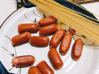 2、黑胡椒意大利面,将脆皮肠从包装袋中取出