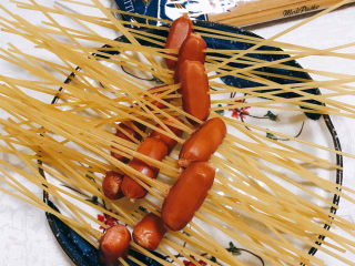 3、黑胡椒意大利面,一个脆皮肠穿5–6条意大利面