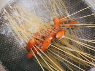 4、黑胡椒意大利面,锅中加水放盐烧开，放入穿好的意大利面