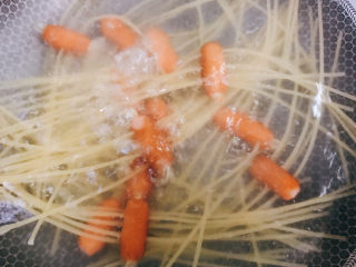 5、黑胡椒意大利面,大火烧开后中火煮10分钟。