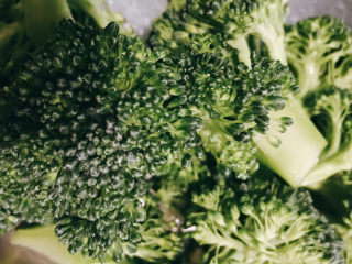 6、黑胡椒意大利面,准备好西兰花