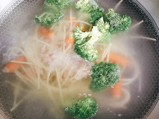 7、黑胡椒意大利面,将洗干净的西兰花放入锅中，放入花生油一起煮