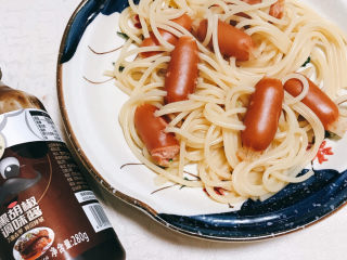 8、黑胡椒意大利面,将煮好的意大利面捞出放入盘中，准备好黑胡椒酱