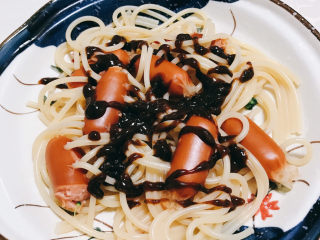 9、黑胡椒意大利面,挤入适量黑胡椒酱