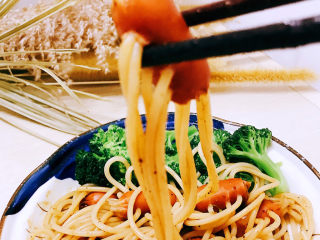 11、黑胡椒意大利面,将西兰花捞出沥干水份放在意大利面旁边即可。