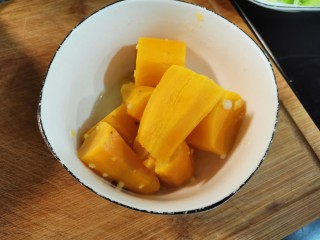 1、炸地瓜丸子,地瓜蒸熟，我是用粥里煮熟的（省事儿）