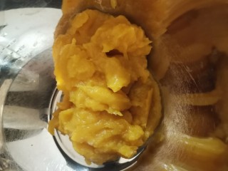 4、炸地瓜丸子,地瓜泥放入盆中