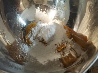 5、炸地瓜丸子,加入糯米粉