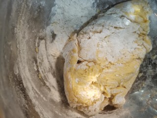 7、炸地瓜丸子,加入面粉，揉成团，没有干粉的状态即可，还是会粘手哦