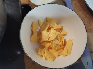 9、炸地瓜丸子,芝士撕成碎片