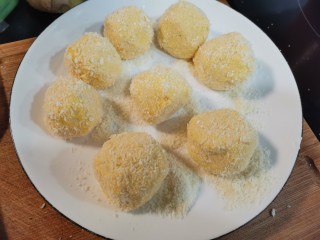 10、炸地瓜丸子,手上沾油，分成一个个大小均匀的小块，包上芝士片，沾上面包糠