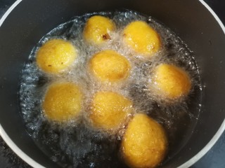 13、炸地瓜丸子,定型后，捞出，中火复炸