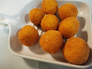 14、炸地瓜丸子,颜色金黄捞出