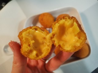 15、炸地瓜丸子,外表酥脆，满满芝士香的地瓜丸子就好了