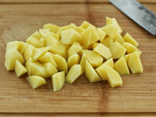 2、香辣孜然土豆块,土豆去皮切成适量大小的滚刀块