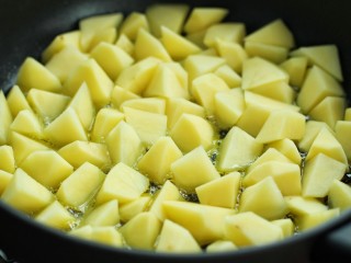 6、香辣孜然土豆块,锅中放入比平时炒菜多一些的食用油，烧热后放入土豆块