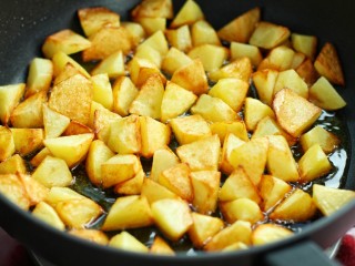 7、香辣孜然土豆块,小火煎至土豆块变成焦黄色盛出