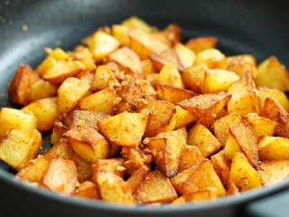 11、香辣孜然土豆块,翻炒均匀