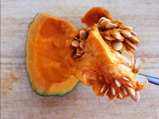 2、南瓜芝麻球,去除里面的瓜子