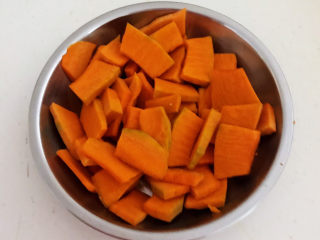 4、南瓜芝麻球,把南瓜切成小片