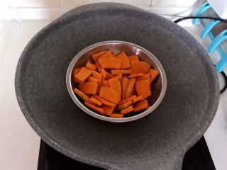 5、南瓜芝麻球,把南瓜放入锅里，水开后蒸20分钟