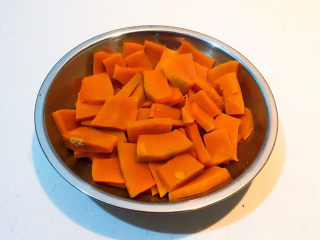 6、南瓜芝麻球,把蒸熟的南瓜取出来