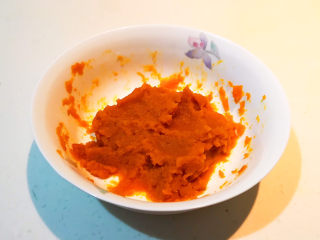 7、南瓜芝麻球,把蒸熟的南瓜放入大碗里压成细腻的南瓜泥