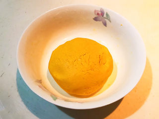 9、南瓜芝麻球,揉成光滑的面团，盖上保鲜膜饧发10分钟