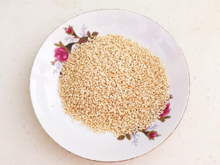 10、南瓜芝麻球,熟白芝麻放入盘中