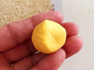 11、南瓜芝麻球,取一块南瓜糯米面团（1元钱硬币大小）