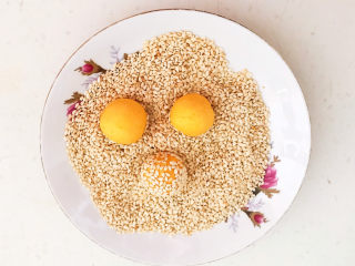 12、南瓜芝麻球,揉成光滑的面团，放入熟白芝麻里面打个滚