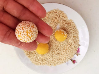 13、南瓜芝麻球,用手把裹在面团外面的芝麻压实，一个南瓜芝麻球就做好了