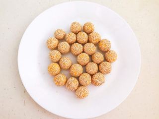 14、南瓜芝麻球,逐一做好的南瓜芝麻球