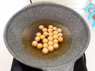 15、南瓜芝麻球,炒锅烧热后加入大豆色拉油，油温5分热的时候加入南瓜芝麻球，全程小火炸制